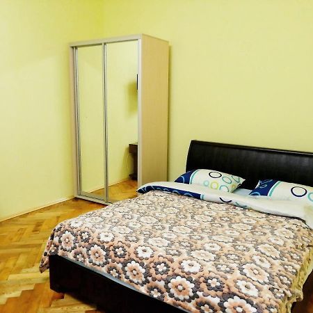Apartment Ak. Kuchera Street リヴィウ エクステリア 写真
