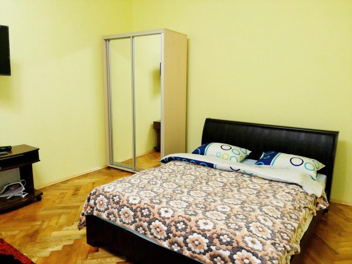 Apartment Ak. Kuchera Street リヴィウ エクステリア 写真