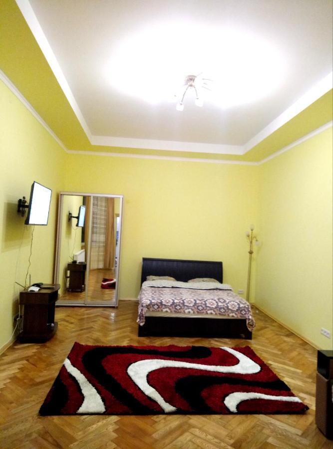 Apartment Ak. Kuchera Street リヴィウ エクステリア 写真